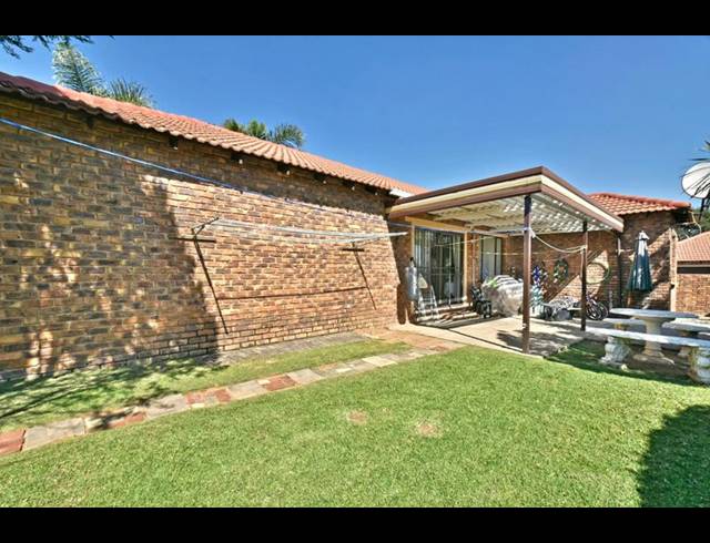 3 BEDROOM TOWNHOUSE FOR SALE IN RADIOKOP
